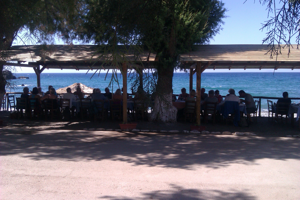 lunch-by-the-sea-with-solo-travellers-at-mistral-hotel-singles-holidays-in-crete-greece