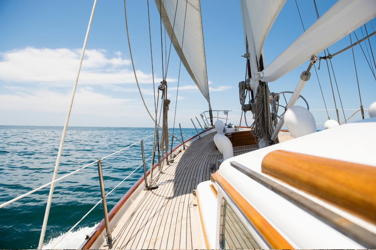 sailing-at-balos-lagoon-west-crete-gramvousa-island-yaching-day-trip-for-solo-travellers-at-mistral-hotel-singles-only