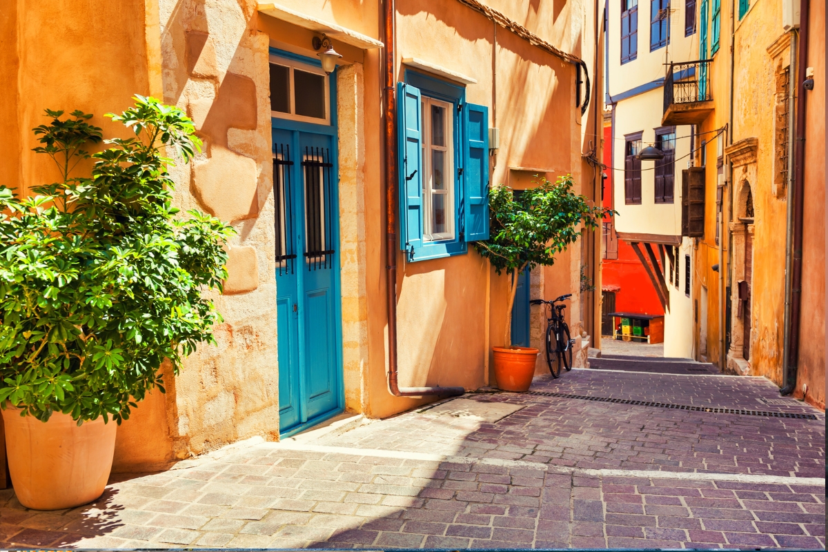 cobbled-narrow-streets-in-the-old-venetian-harbour-of-chania-trip-with-singles-holidaymakers-from-mistral-hotel-crete-greece