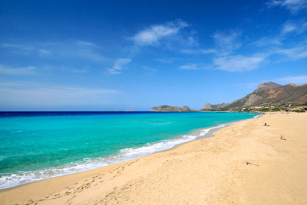 long-sandy-beach-at-falassarna-with-solo-holidaymakers-at-the-mistral-hotel-singles-in-crete