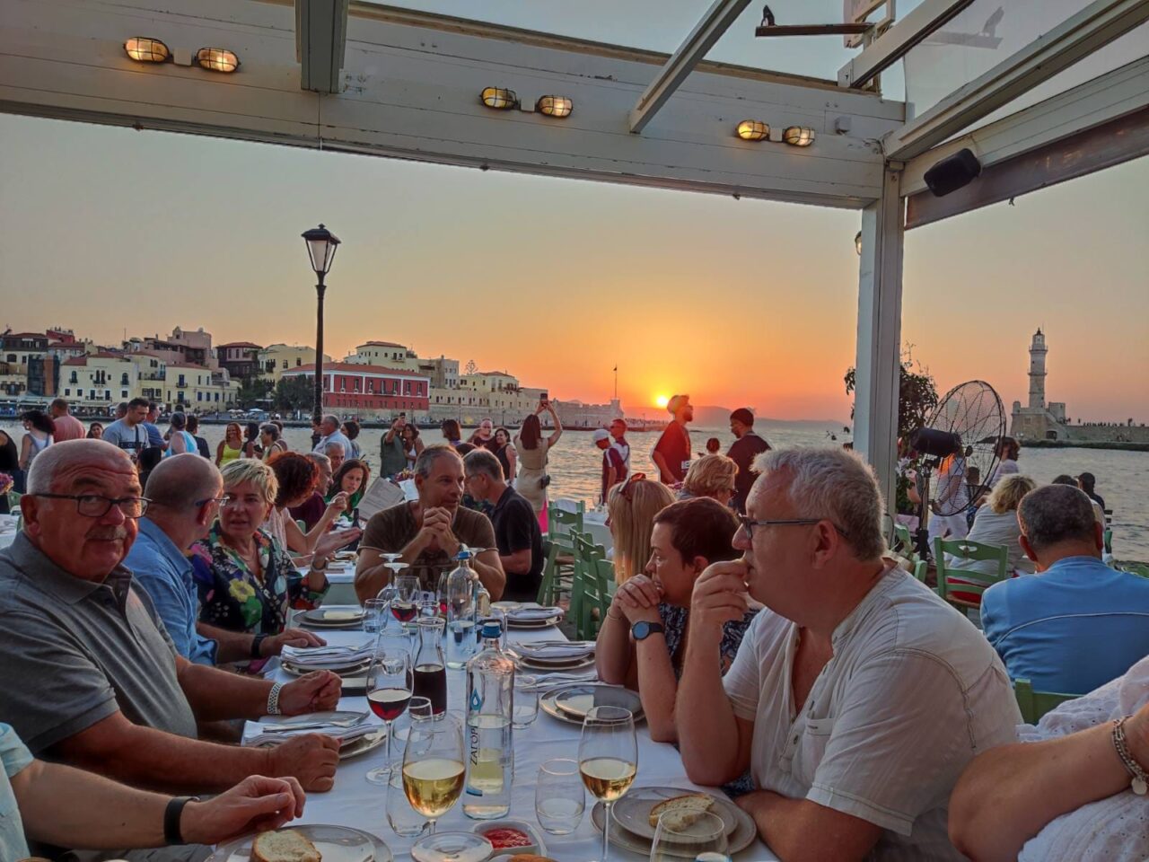 spring-and-autumn-flavours-of-crete-foodie-holidays-in-crete-for-singles-sunset-dinner-at-chania-old-harbor-with-solo-travellers-at-the-mistral-flavours-of-crete-week