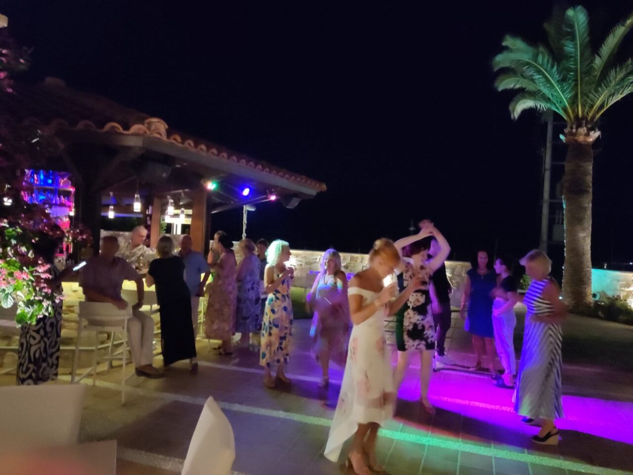 singles-travellers-dancing-around-bar-outdoor-at-mistral-hotel-crete-greece