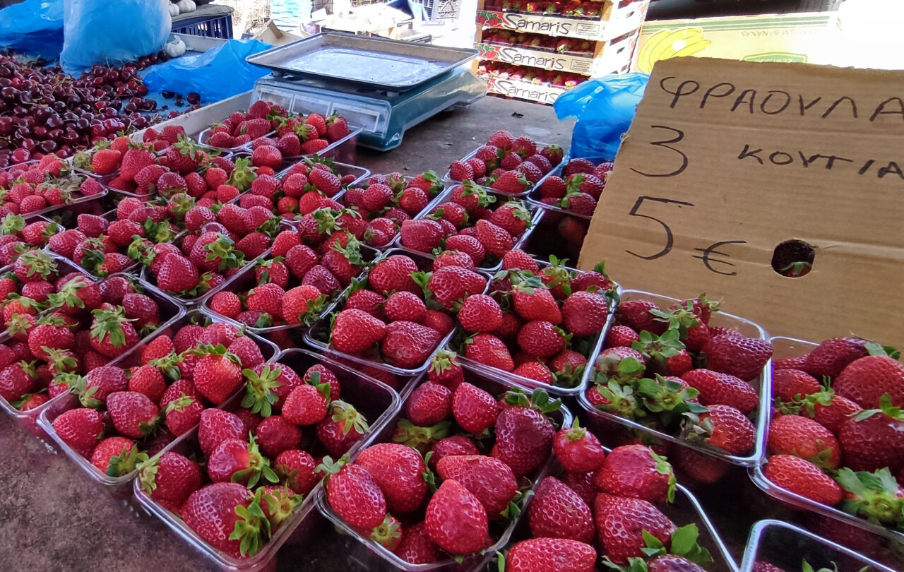 strawberries-for-sale-at-farmers-market-day-trip-for-solo-travellers-at-mistral-hotel-crete-greece