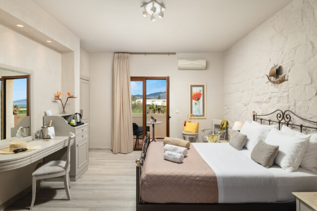 lateral-sea-view-room-hotel-singles-in-crete-solo-travellers-exclusive-holidays-mistral-chania-vacation-solos-greece